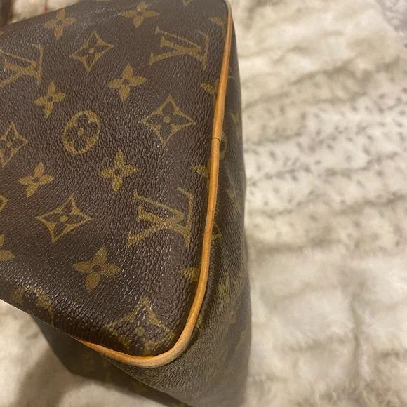 Authentic Louis Vuitton Monogram Speedy 30 - Picture 9 of 12